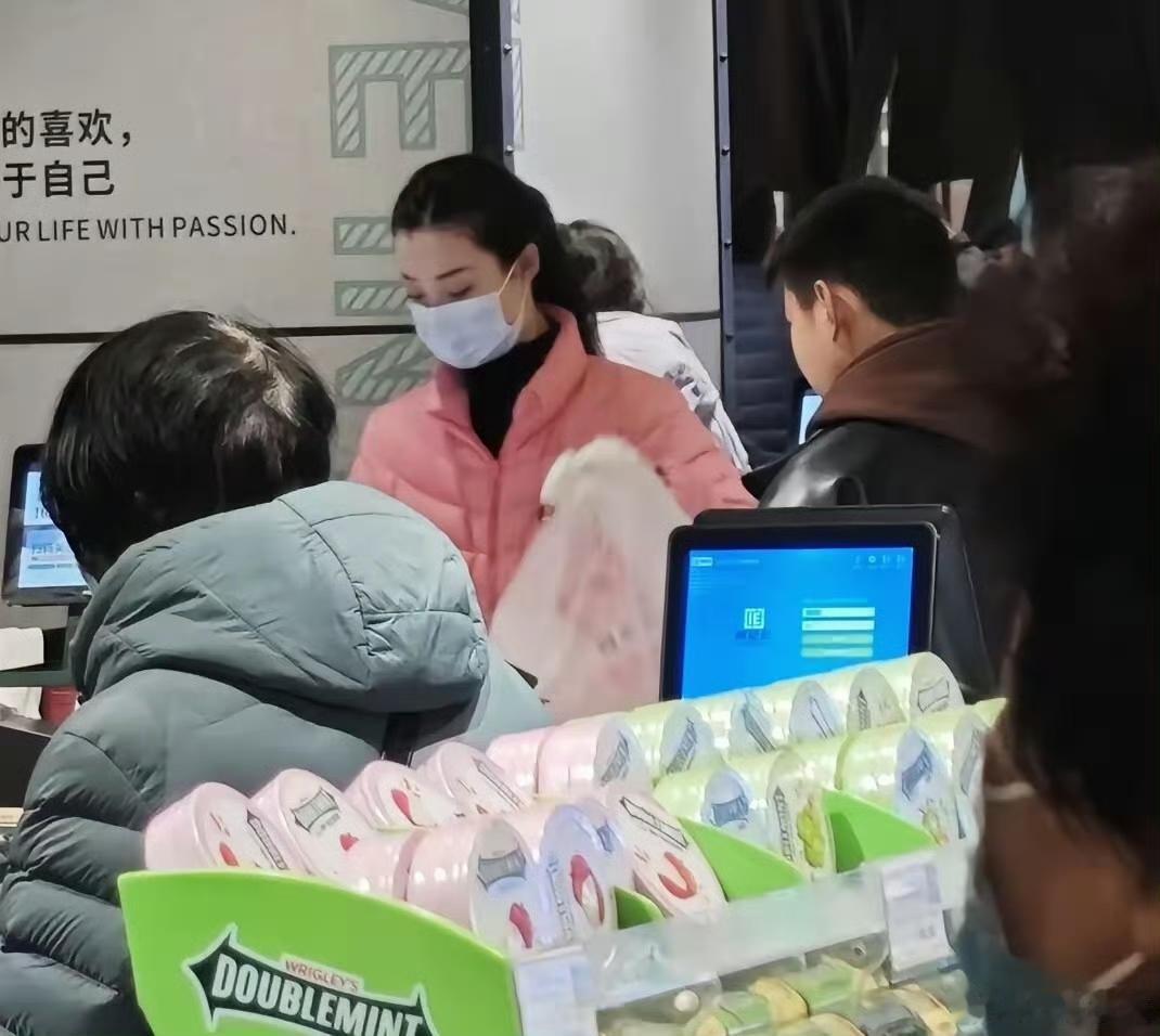 去过许昌胖东来的人，大多会留意到一个有意思的现象。这里收银台的工作人员，整体精神