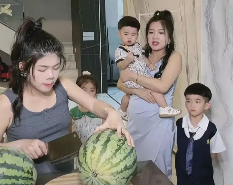 我不得不佩服陈三废的这个老婆，她已经顺利生产了四胎女儿，真的太棒了！她今年才25