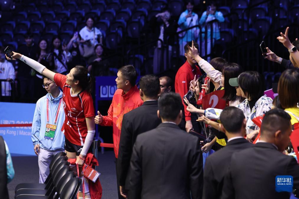 昨天击败北京队后和球迷合影，朱婷“拖”着焦帅和大家一起拍的？越来越宠粉了…… 