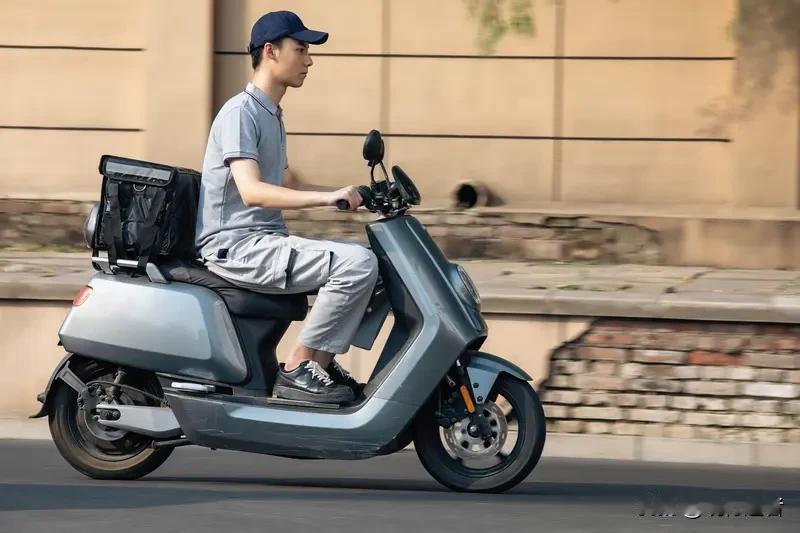 雅迪C09新国标电动车耀目上市！12月6日，这款集实用与时尚于一体的全新车型正式