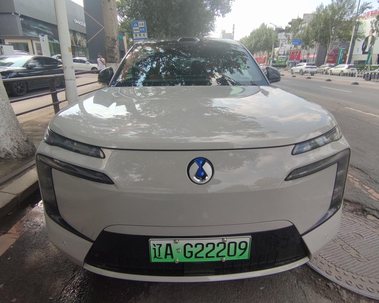 大型豪华家用SUV《腾势N8L》
   腾势N8L闪充版于2026年6月23日上