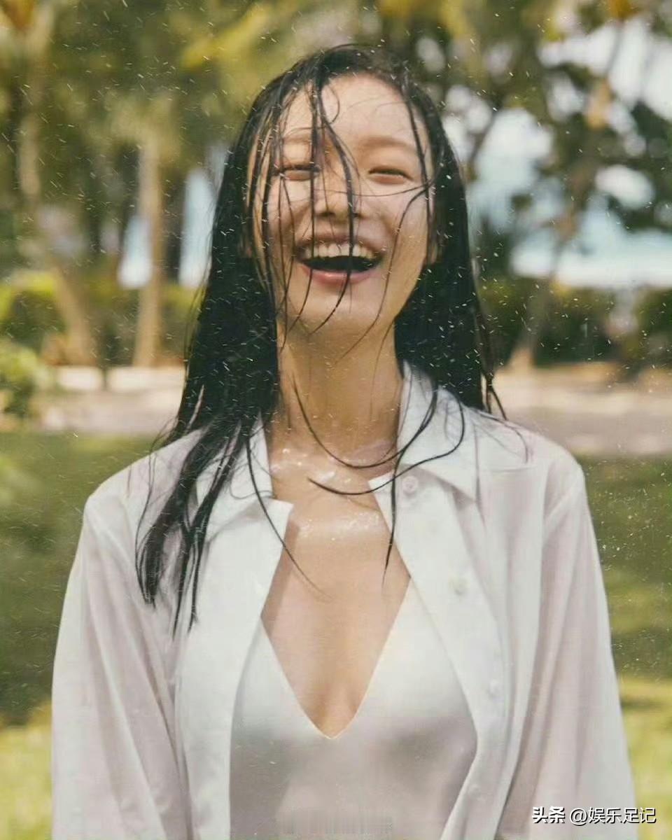 倪妮海边照玩水的身材太肥美了 ​​​