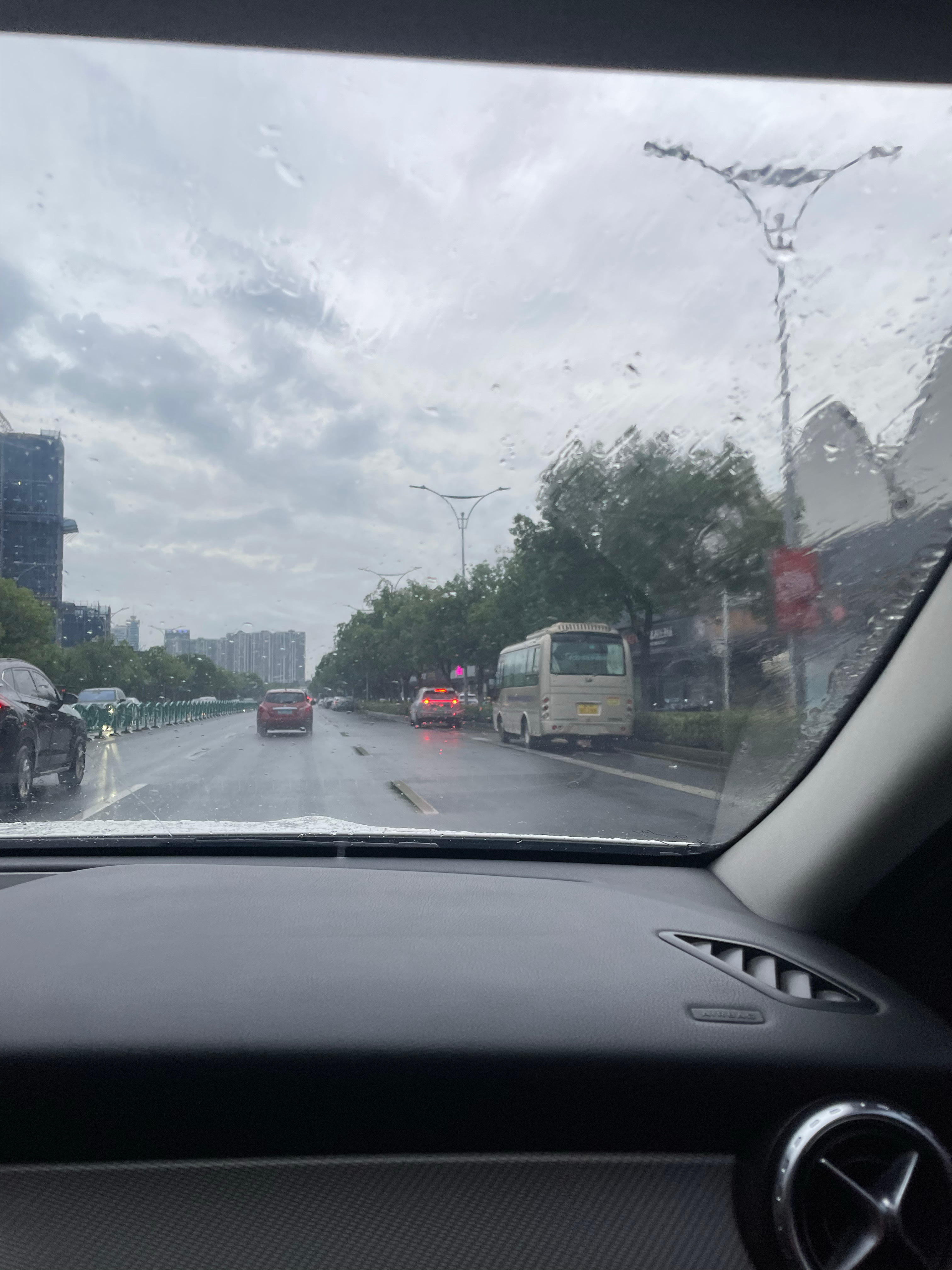 去吃饭饭了 今天和昨天反着来 早晨太阳 下班落雨☔️ 