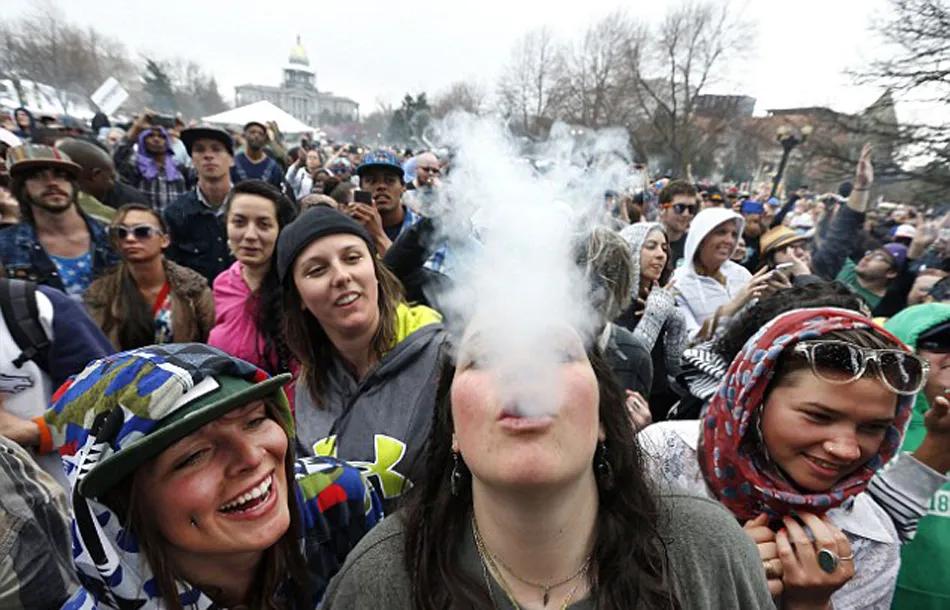 新年第一天，美国各个合法的大麻店又卖爆了[抠鼻]
据美国国立卫生研究院（NIH）
