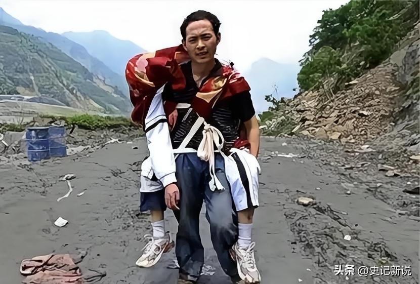 2008年，汶川大地震发生后，一位父亲格外引人注目，他背着毫无动静的儿子，步行2