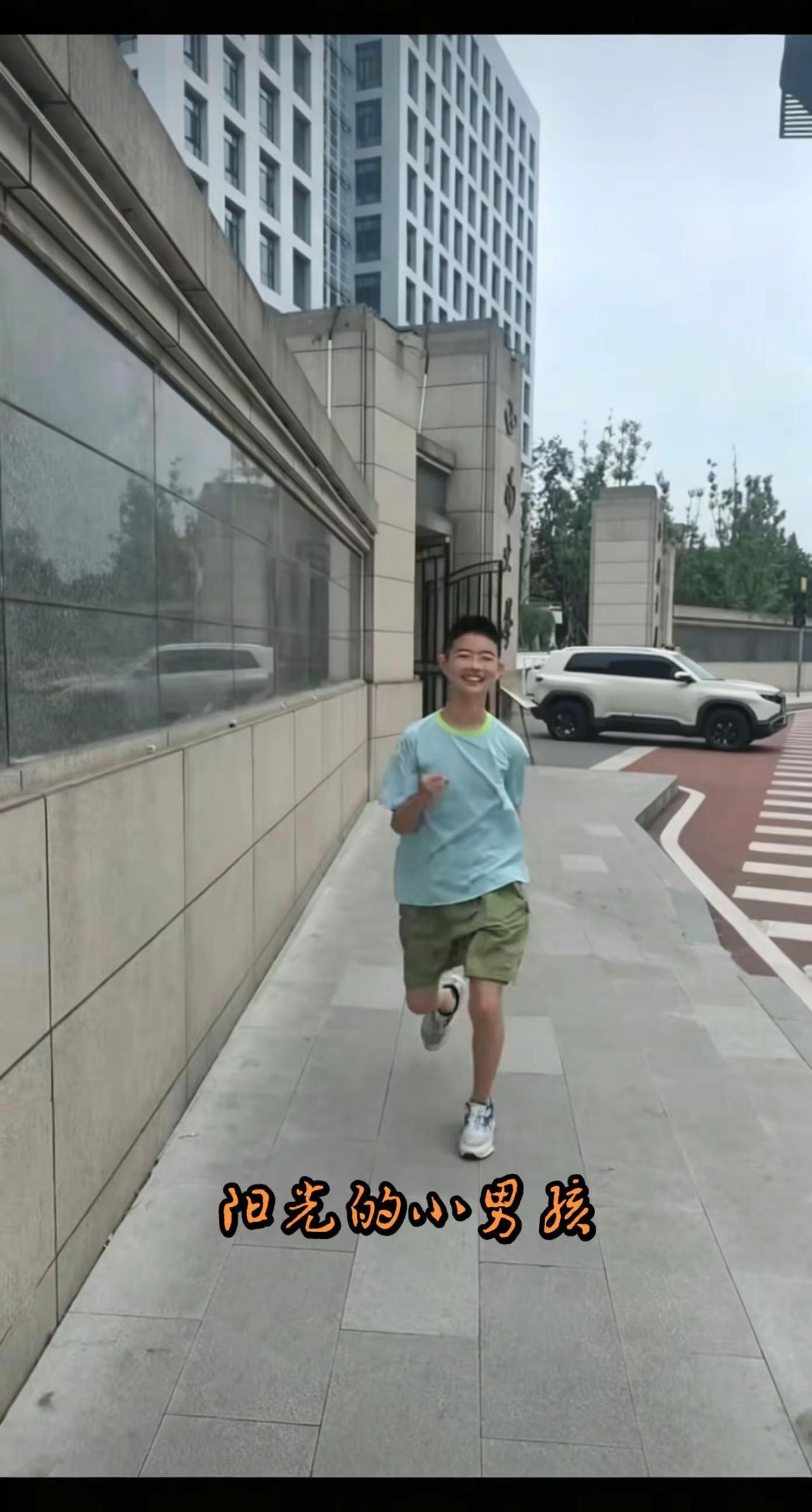 阳光的小男孩