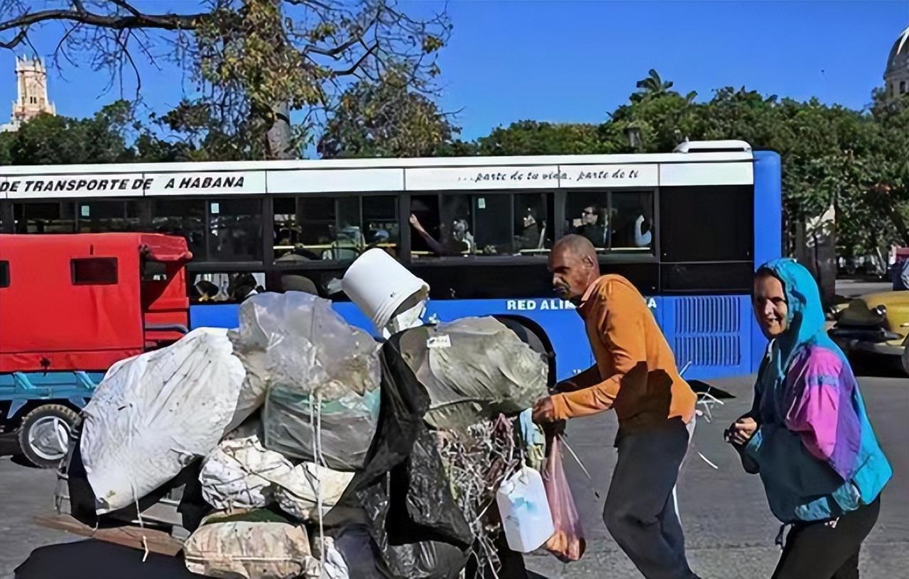 古巴突然承认在和美国谈判，这事本身就够反常了。因为这么多年下来，双方再怎么暗中较