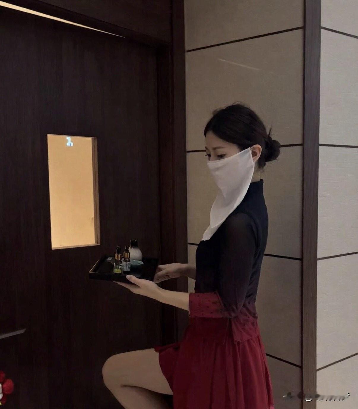 走在街头，发现一个有意思的现象：正规按摩养生馆里的女技师，基本都是统一短裙工装…