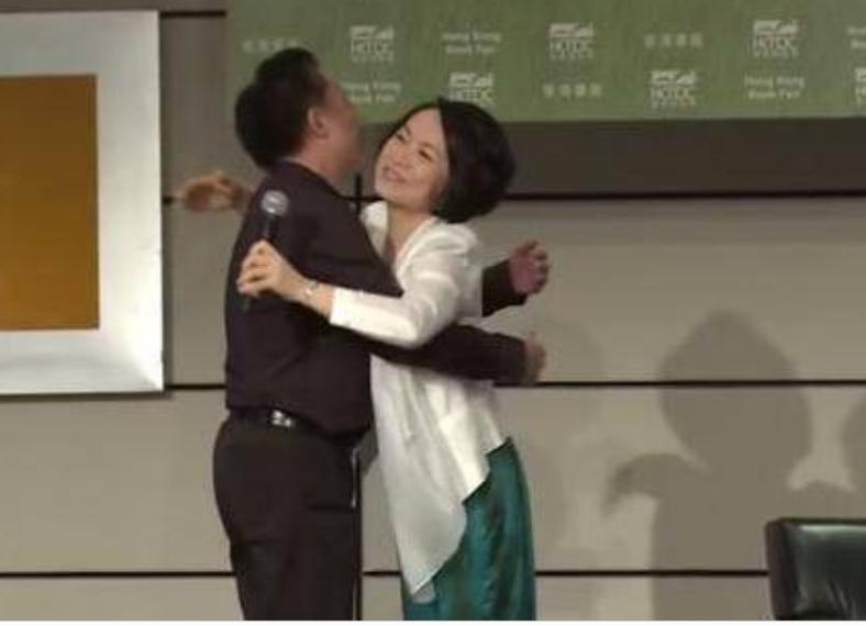 当众翻车！易中天香港活动强贴女主持脸颊，对方本能闪躲一句粤语机智反杀：学富五车的