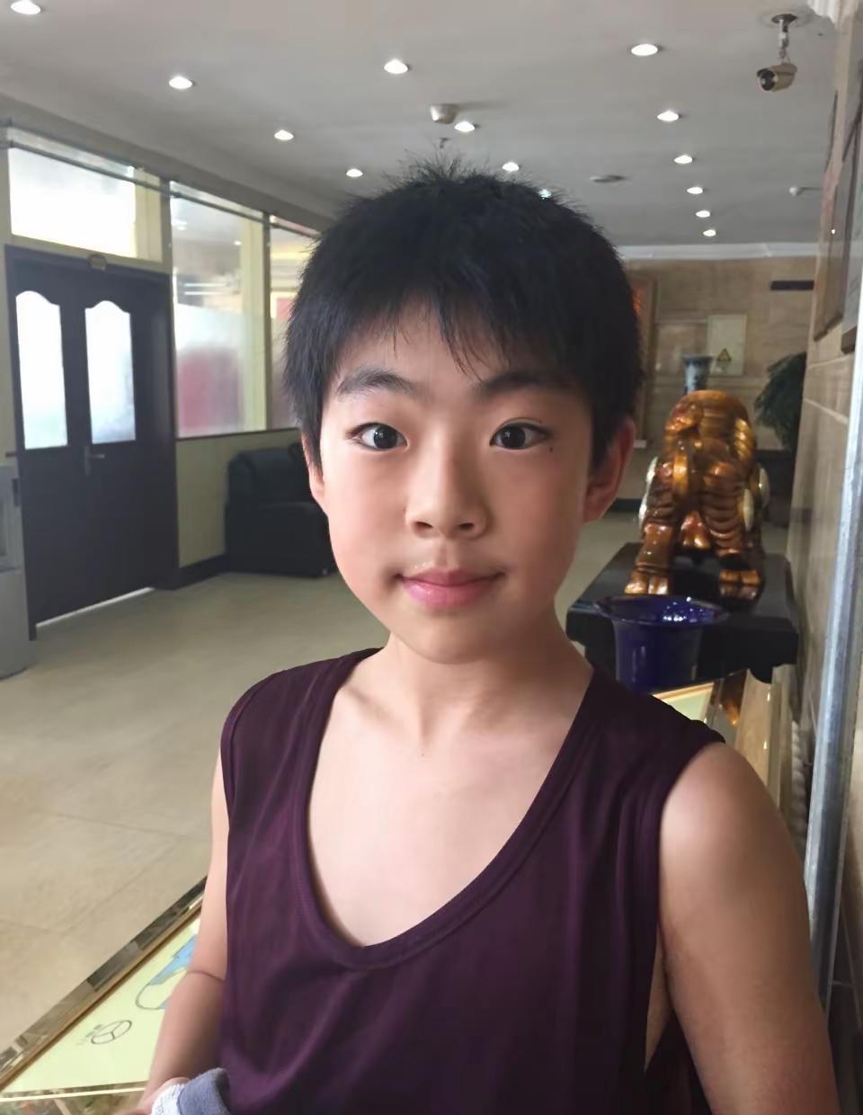 2015年与这对兄妹在国秀夏令营相遇，时光飞逝如今各自长大。哥哥（川岛悠翔）在今