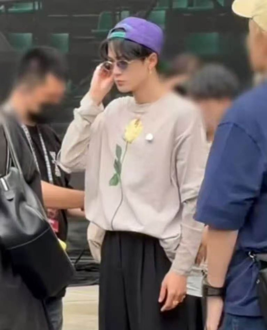 檀健次把黄玫瑰穿身上檀健次胸前一朵黄玫瑰檀健次时尚之夜把黄玫瑰穿身上，