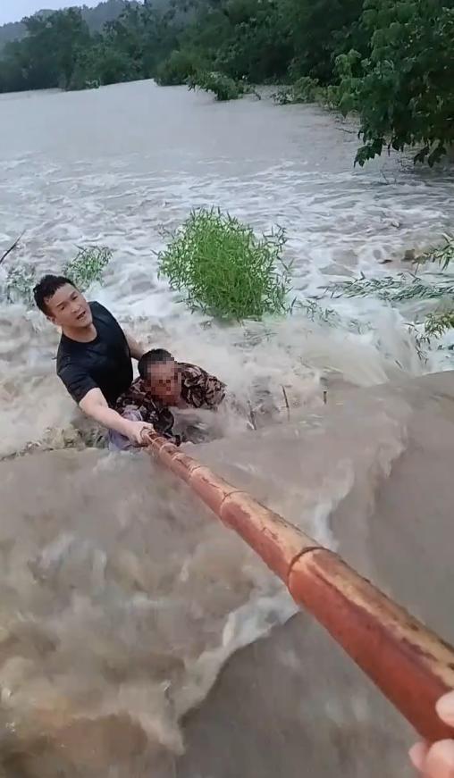 泪目！湖北松滋暴雨洪水，村支书去救要被洪水冲走的老人，结果老人却喊“你放手，你还