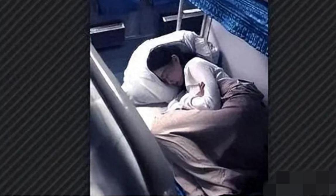 广西开往上海的列车上，一女子如厕后，卧铺遭外籍乘客占用。因英语沟通不便且怕麻烦，