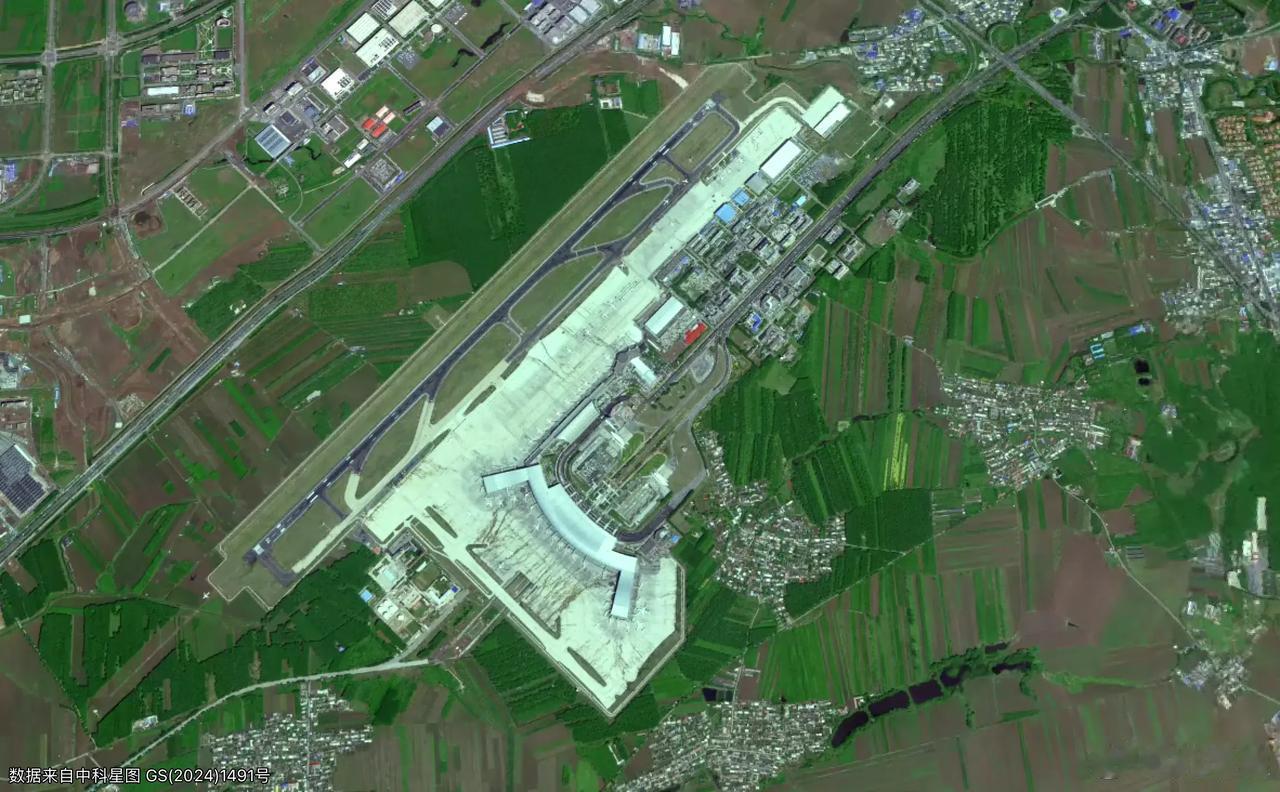 10月17日，哈尔滨太平国际机场二期扩建工程主体工程通过竣工验收。本次验收范围包