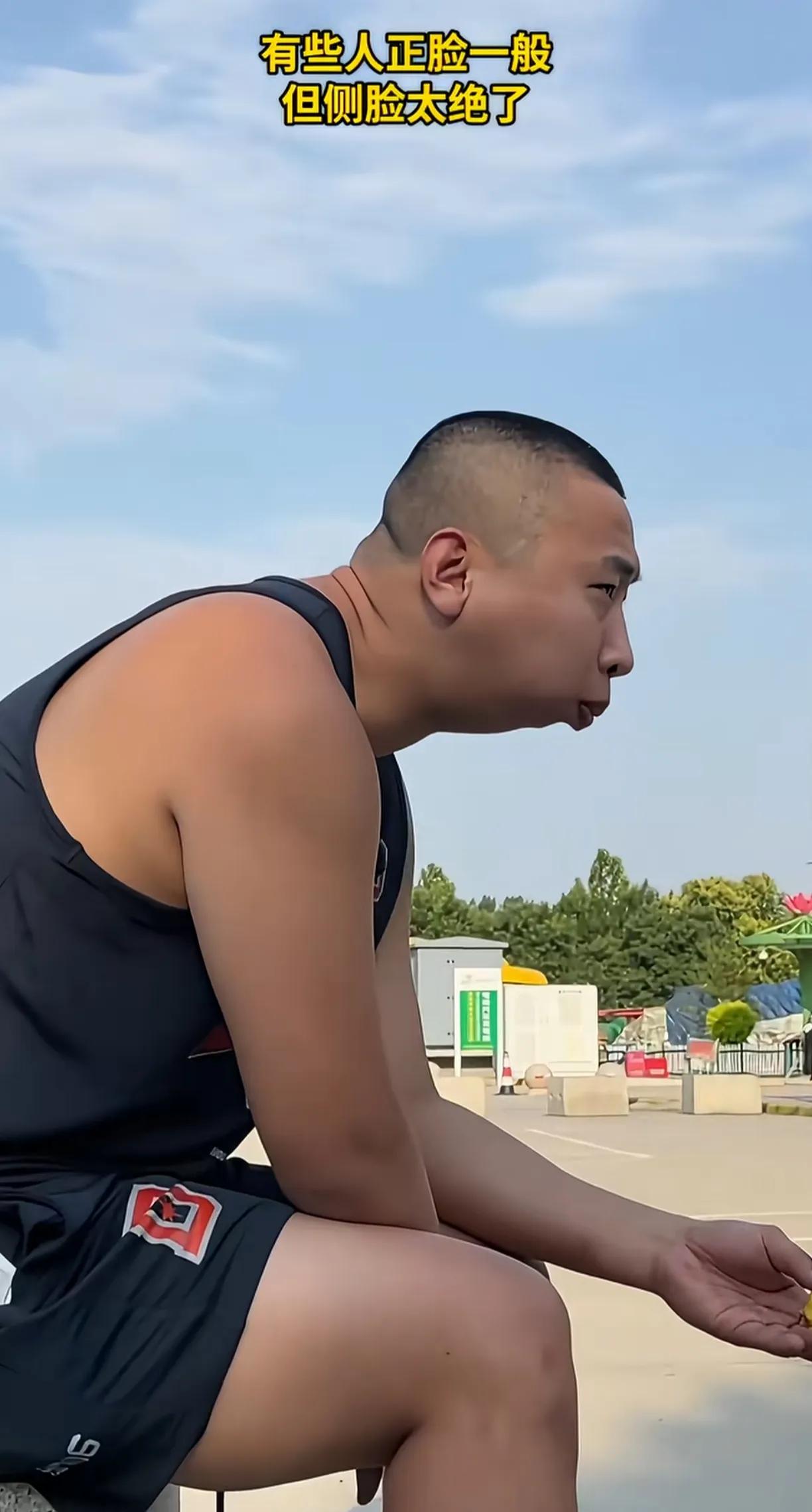 这长相，侧脸绝了，独一无二。