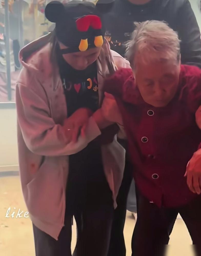 不婚不育的人，看完全红婵奶奶沉默了
全红婵把刚捂热的奖金，整张塞给80岁奶奶。