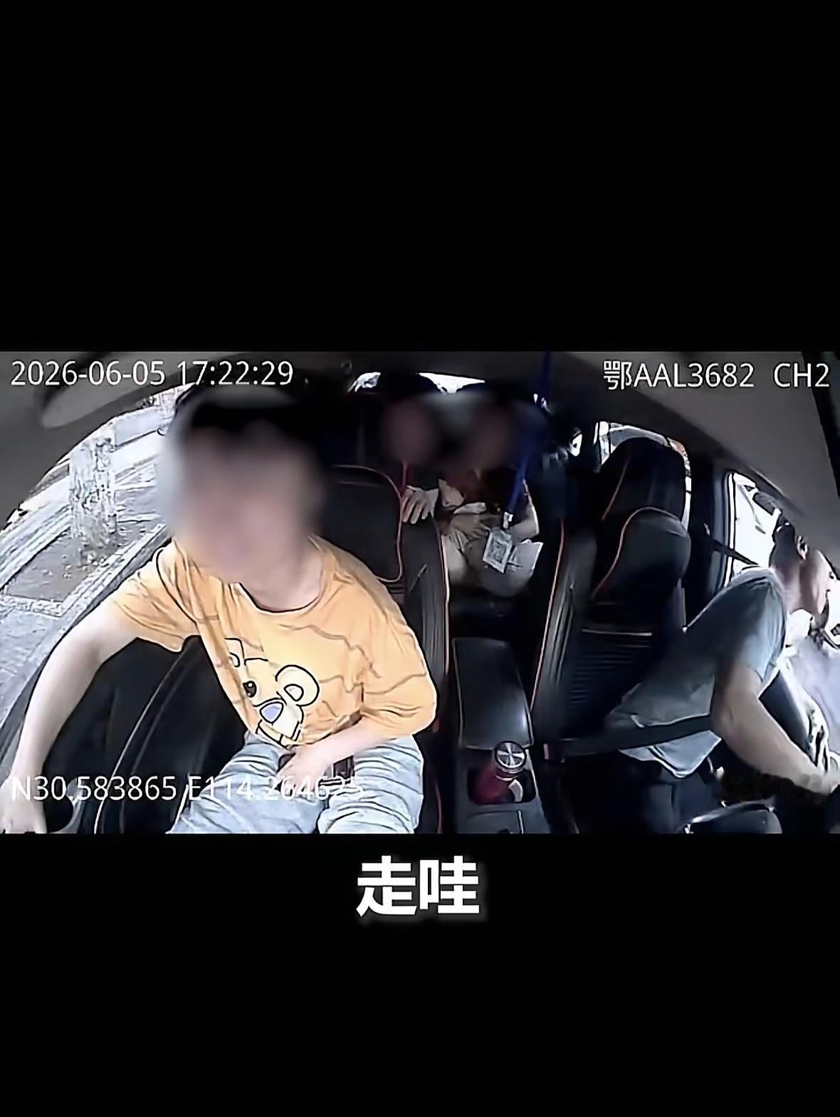 上人民日报了！监控拍下17:22:29，武汉的哥回头一声吼…刚上车的乘客二话不说
