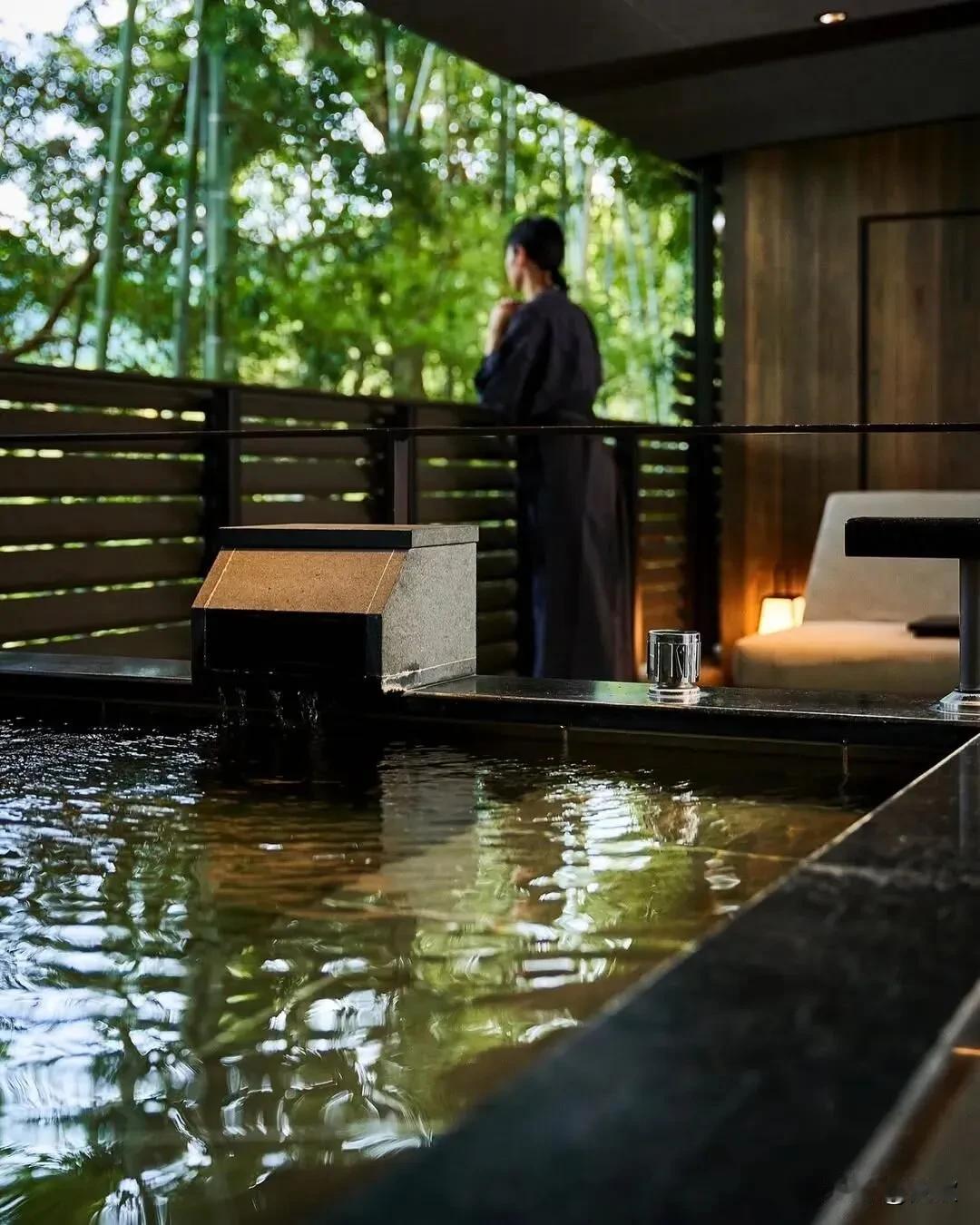 上联:故里墙枝多望月
下联:他乡窗烛常听风
横批:思乡偶寄