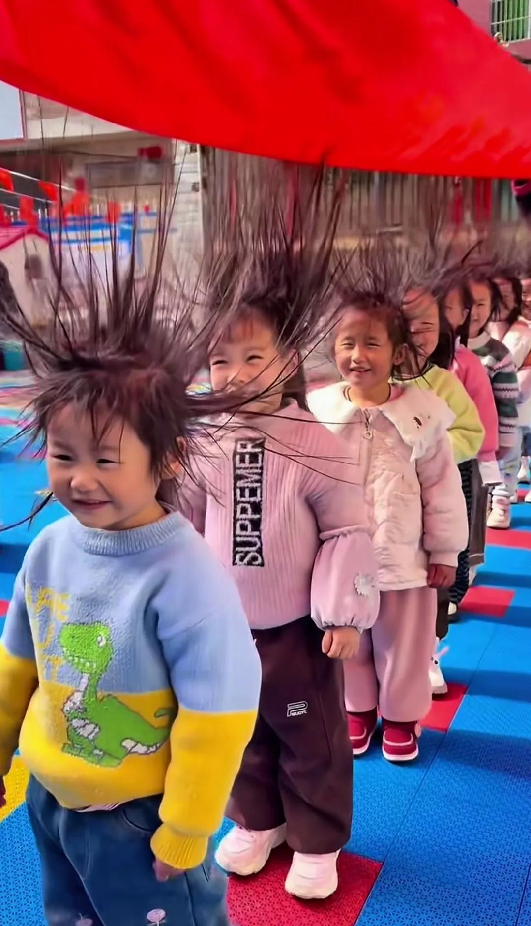 这静电还可以这样玩啊[捂脸]

孩子们的头发都炸起来了[捂脸]

幼儿园的老师把