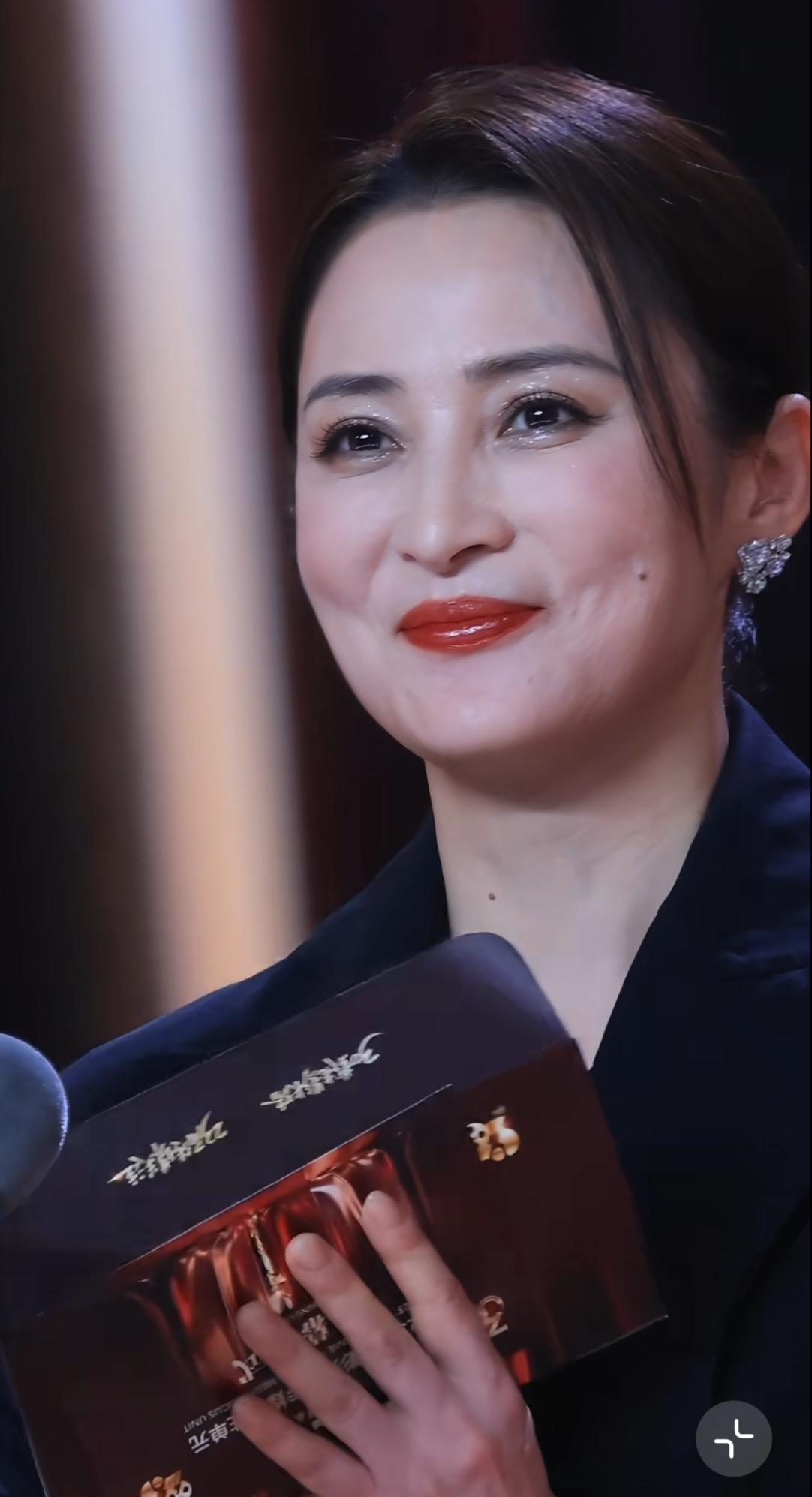 年轻时候真的无可挑剔的美。老了不皱不垮 可脸状态不自然。