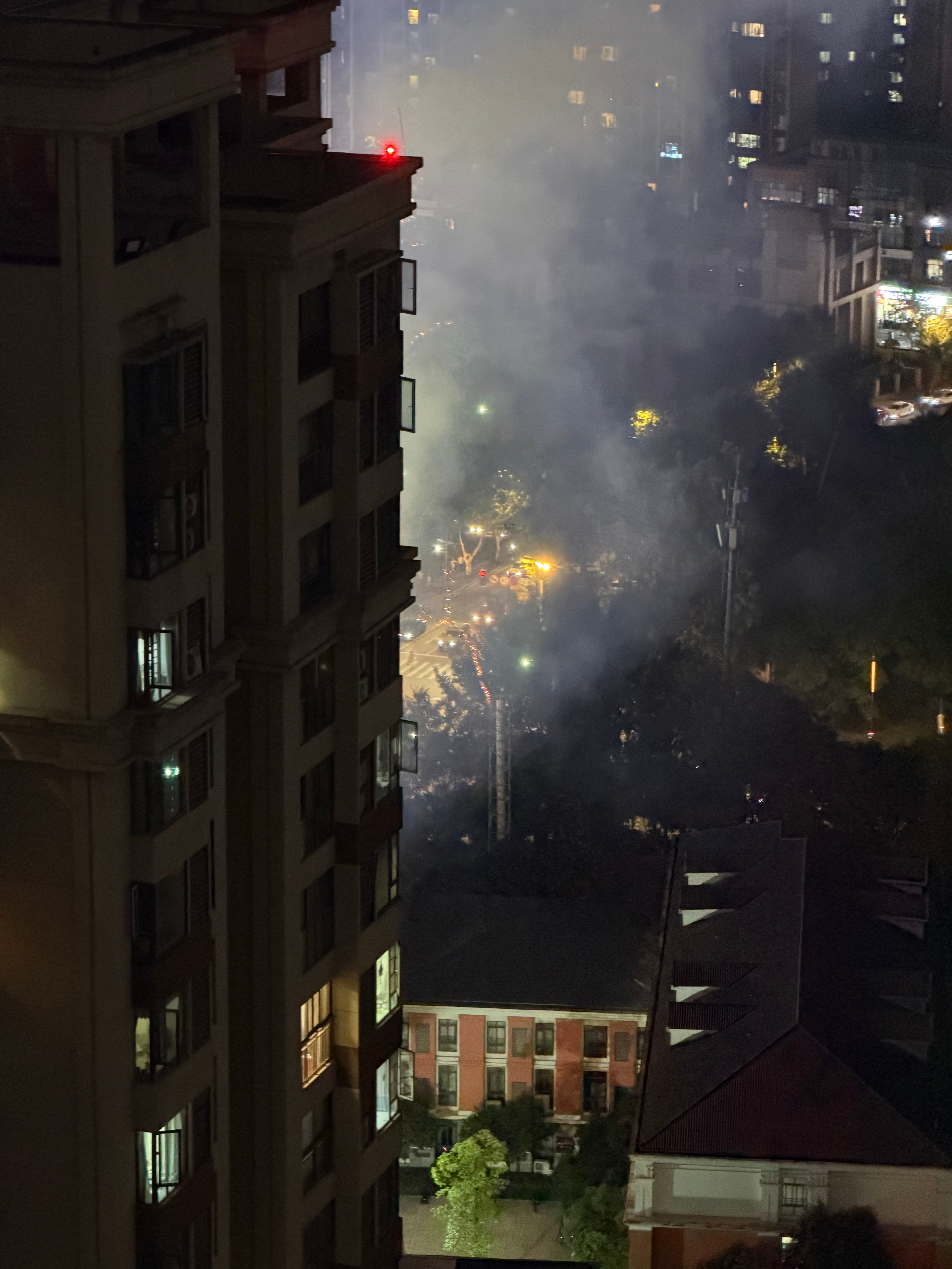 又是一年高考查分 楼下学校放了好久的烟花前程似锦🎆 