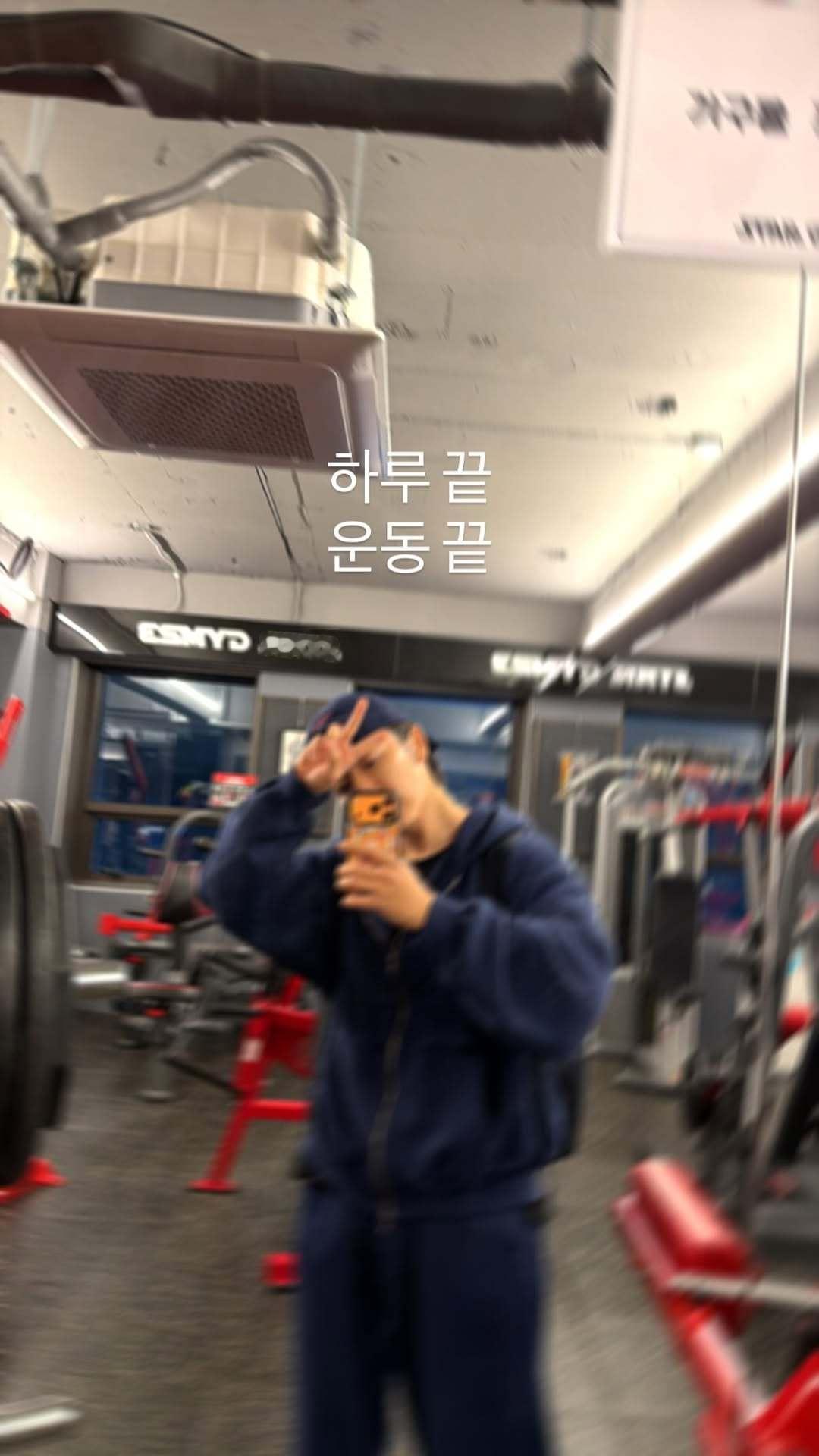 “CB百蓝_。251124 ins story更新：一天结束运动结束 