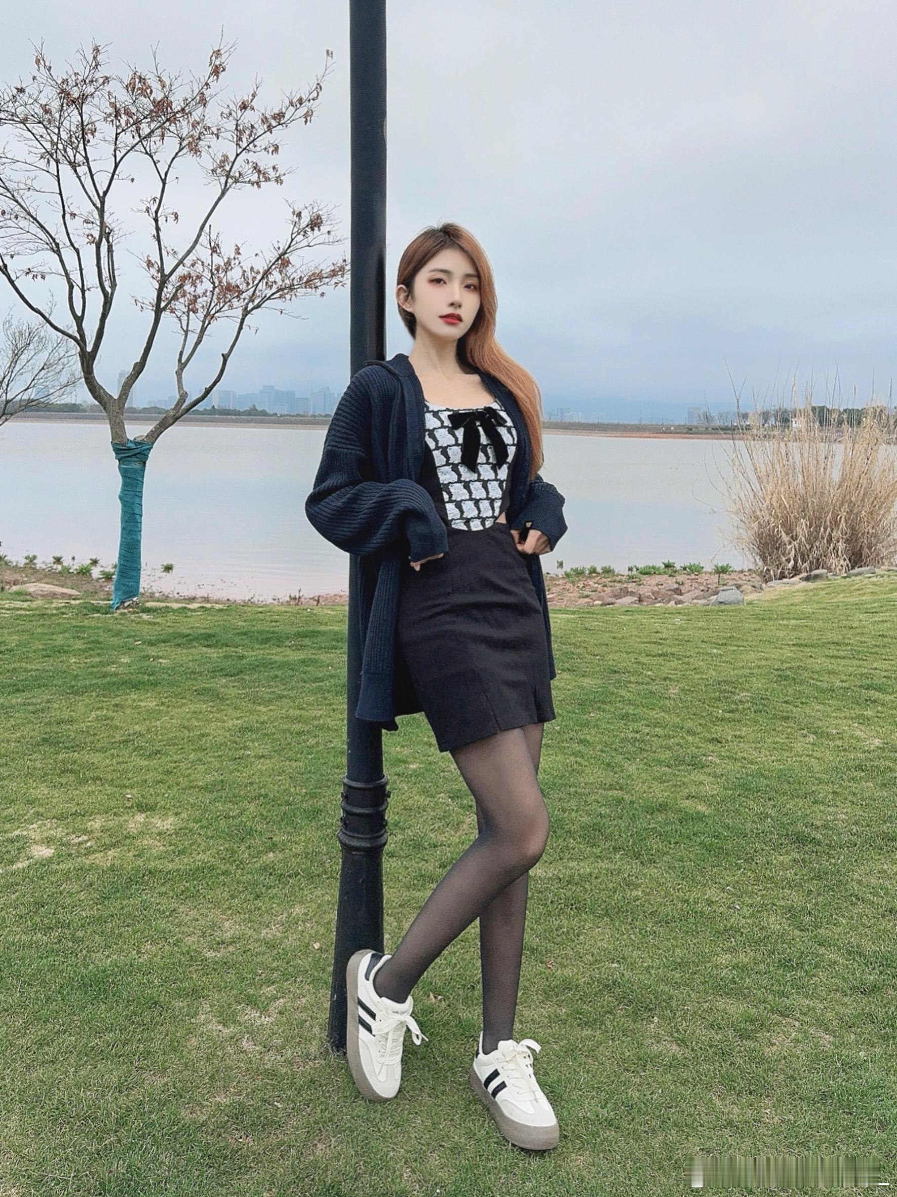 印象里就是拍这套的时候被风吹到 受凉晚上就开始流鼻涕了 ​​​