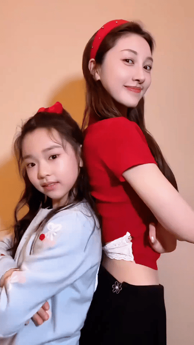 张小婉在社交平台晒出与童星小酒窝的合拍视频，配文“好朋友的‘小时候’也是我的好朋