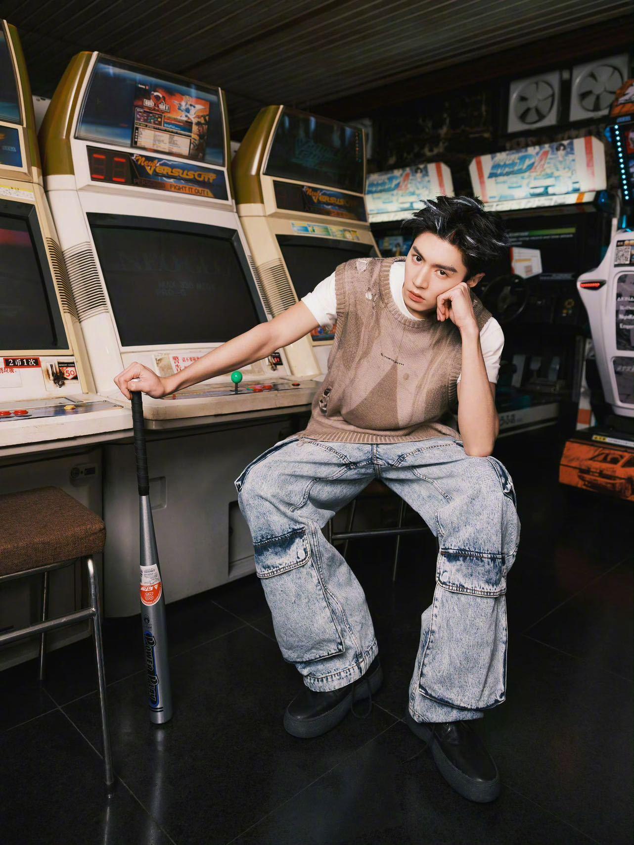 陈哲远今天是热血番陈哲远生日零点放大招！游戏厅氛围感写真燃到上头，白色挑染+棒球