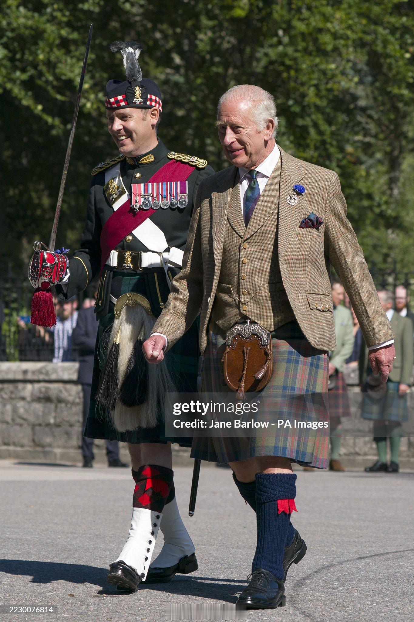 英国王室[超话]  今天查尔斯三世在苏格兰巴尔莫勒尔堡门口检阅苏格兰皇家兵团第五