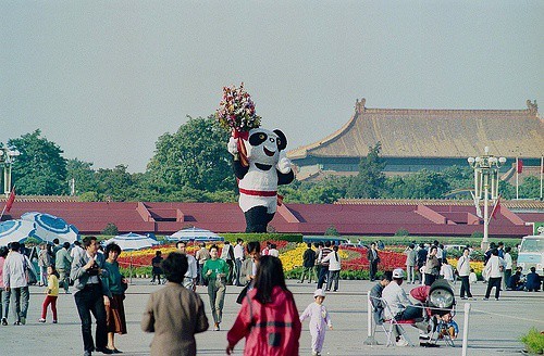 一个外国人1990年用胶片相机拍下的中国..... ​​​