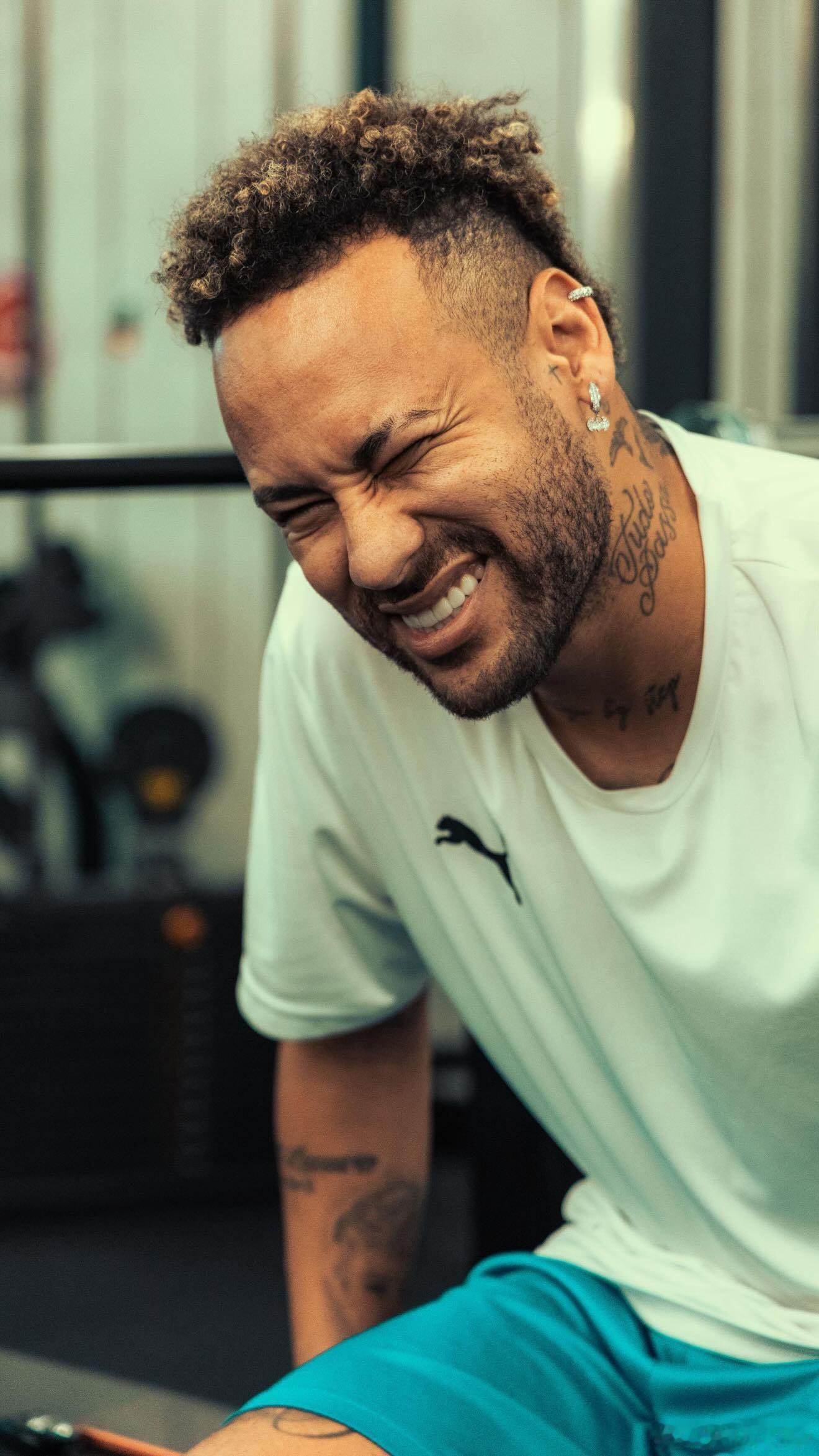 内马尔内马尔 在家训练🏋️♀️最近训练的照片挺有质感 