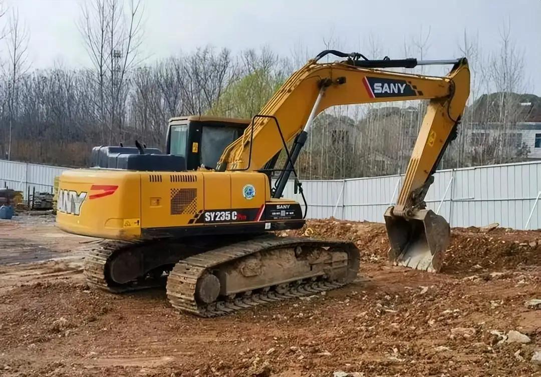 内蒙古黑岱沟露天煤矿，300吨的矿卡在尘土里跑了快两年。司机老李跟我说，这台车的