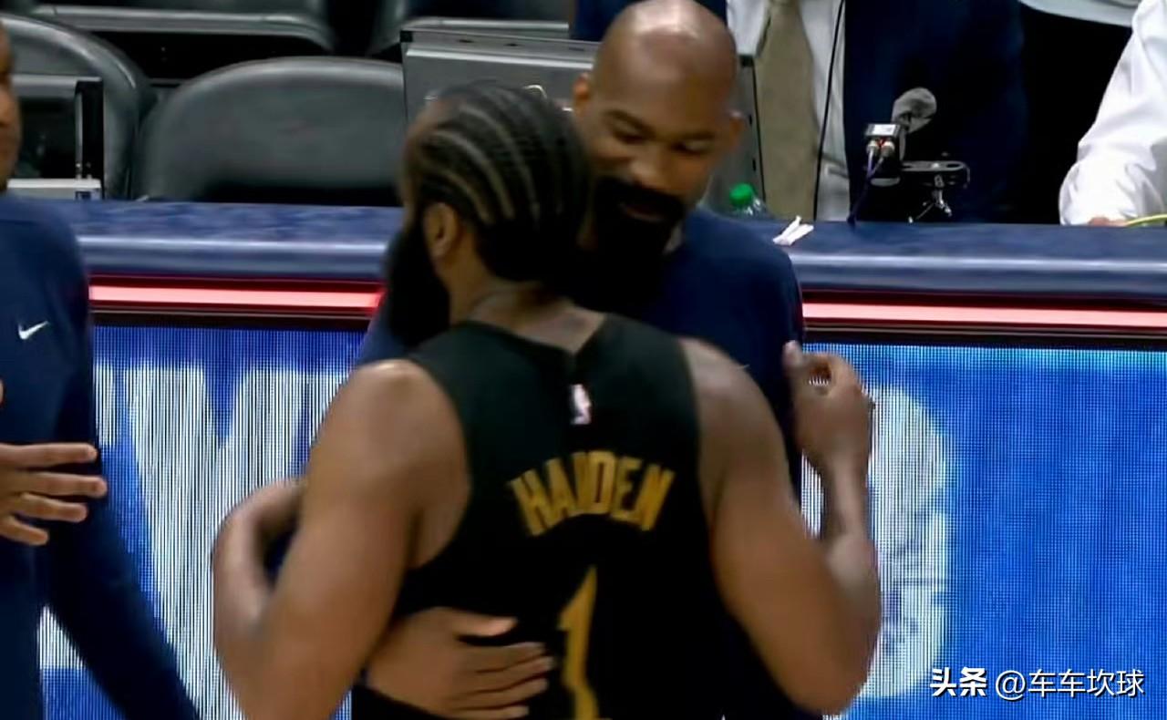 赛后哈登和老队友布鲁尔，小乔丹拥抱[流泪]难道这不是我们的青春么？

大家还记得