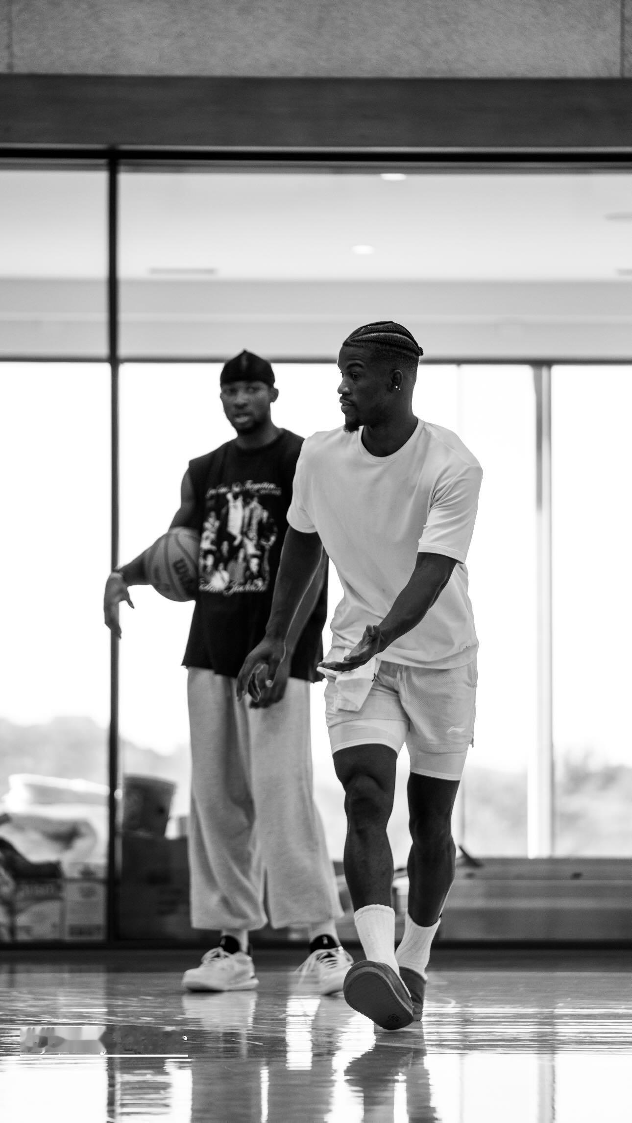 库明加和巴特勒一起训练金州勇士