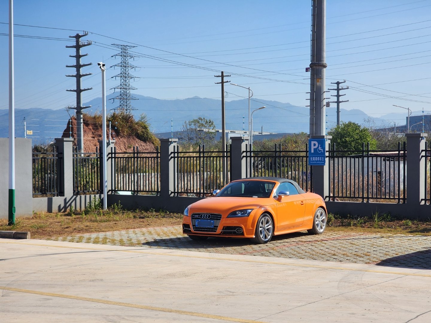 开车上班真挺不好的，盼着下班去开车