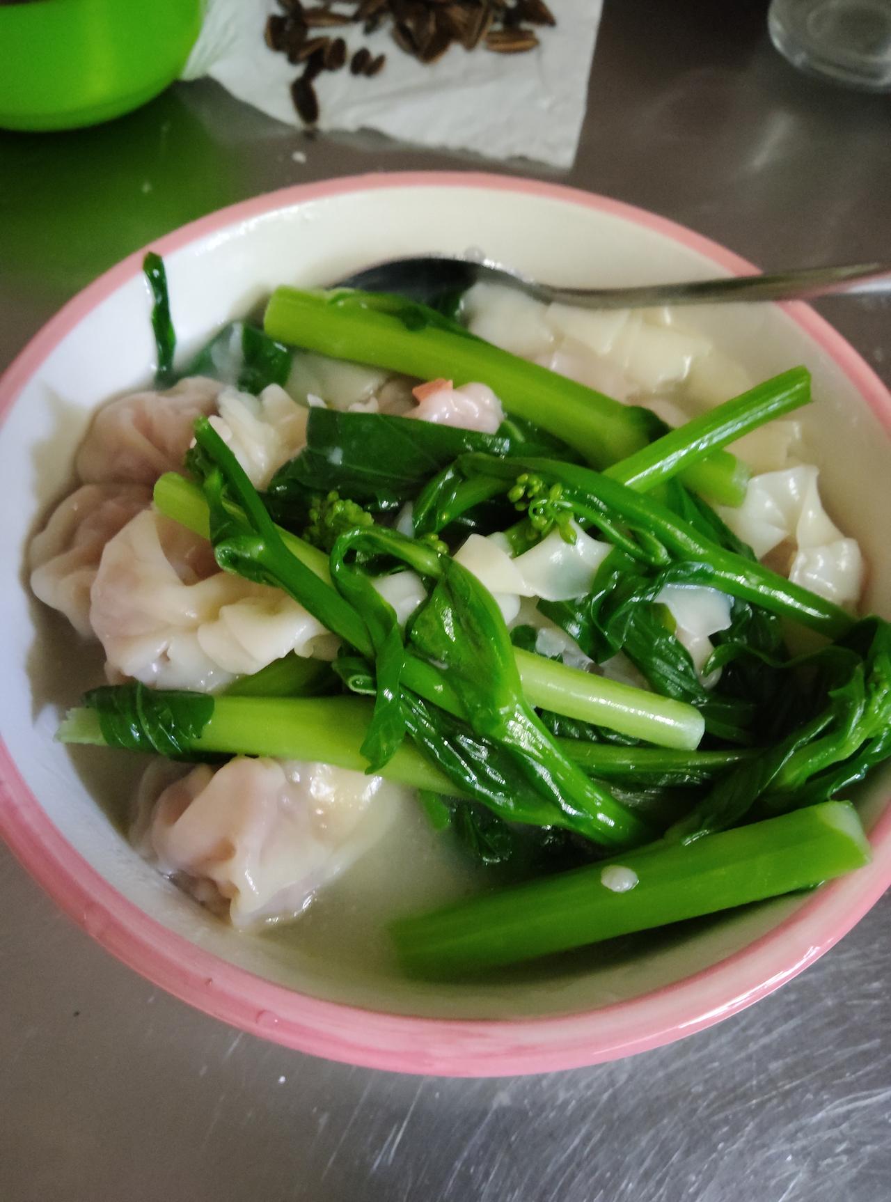 今天的午餐就是这碗云吞菜心，看着就暖乎乎的！

早上出门前包好的鲜肉云吞，煮得皮