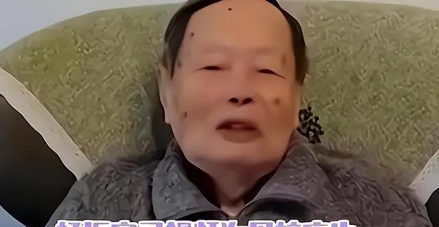 忘年恋”101岁的杨振宁躺在床上，温柔的将47岁的翁帆叫到了身旁，翁帆连忙询问丈