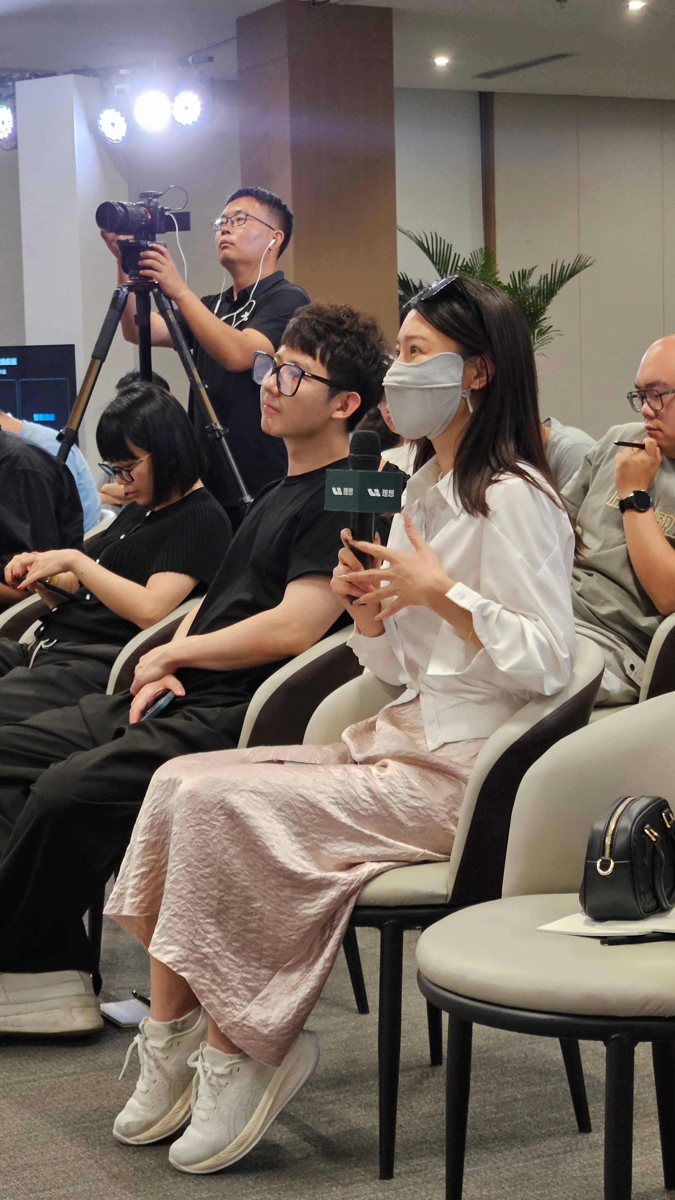 今天来参加理想智能焕新出行体验，碰到了很多媒体老师，晚上一起吃饭的时候，有位老师