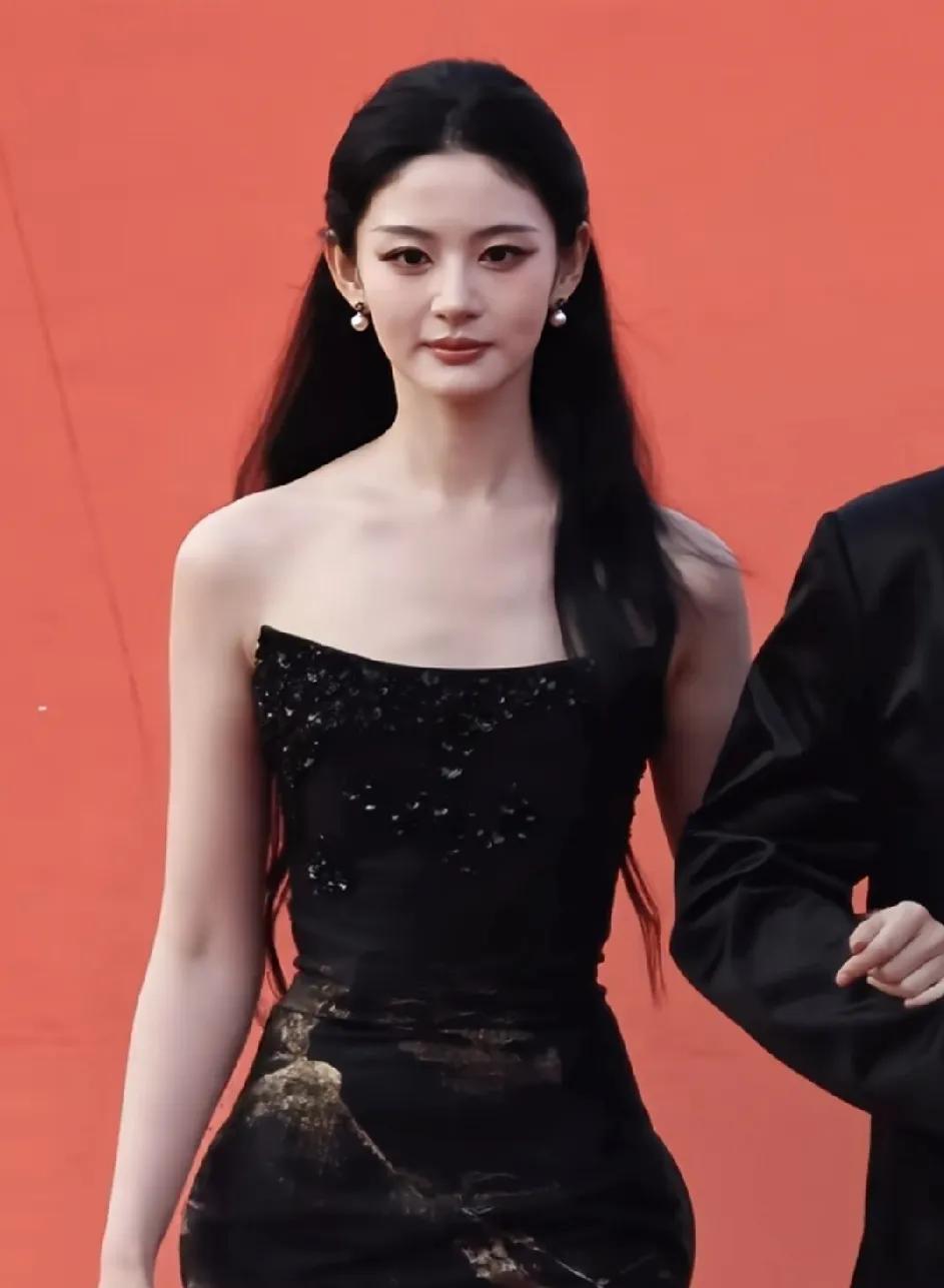 这是于正发誓要捧火的演员。
一位是黑龙江的赵晴，在周也王星越主演的为有暗香来里演