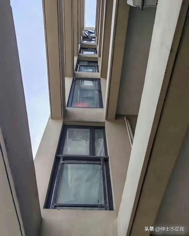 将阳台外的地方这样封上，安全吗？

这么操作算不算违建呢？ ​​​