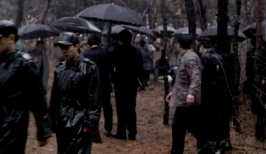 石小荣1993年突然出现在麻阳村里，人活得好好的。可滕兴善1989年就被执行死刑