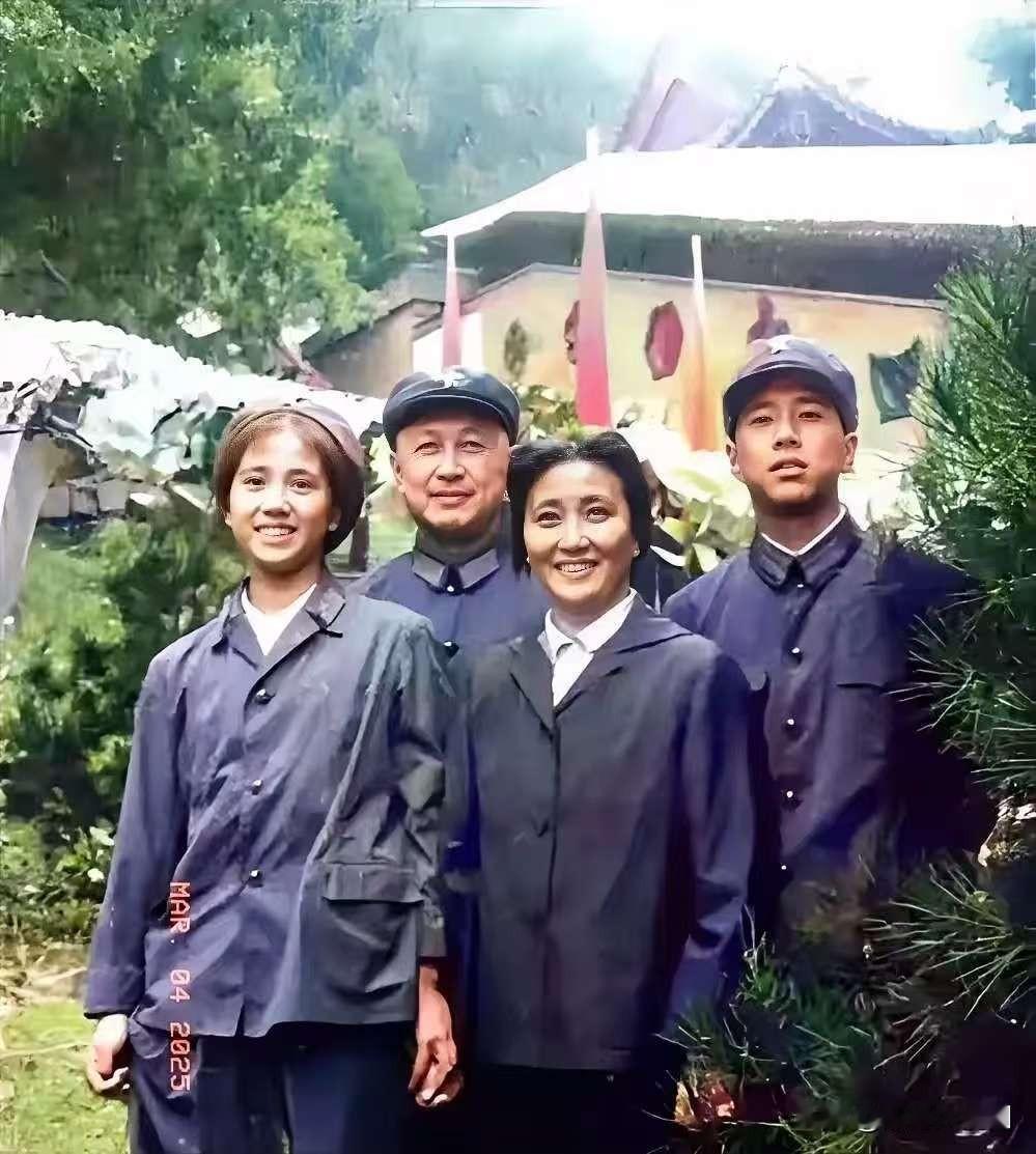 这是钱学森一家四口的真实照片，没有整容也没有美颜。网友说：全家人的颜值高！钱学森