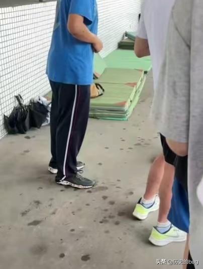 广东城市理工学校，两块钱一节课代签到的“蓝精灵”同学，在操场代课被体育老师发现了