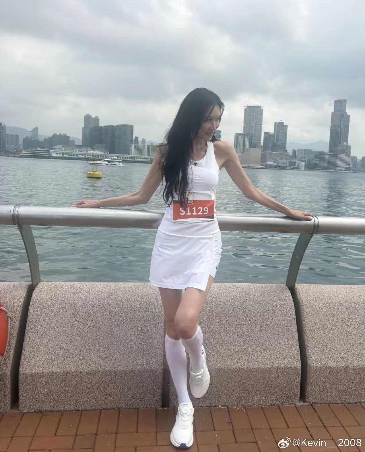 52岁林志玲参加香港马拉松活动，怎么瘦成这样了？感觉很不自然。 