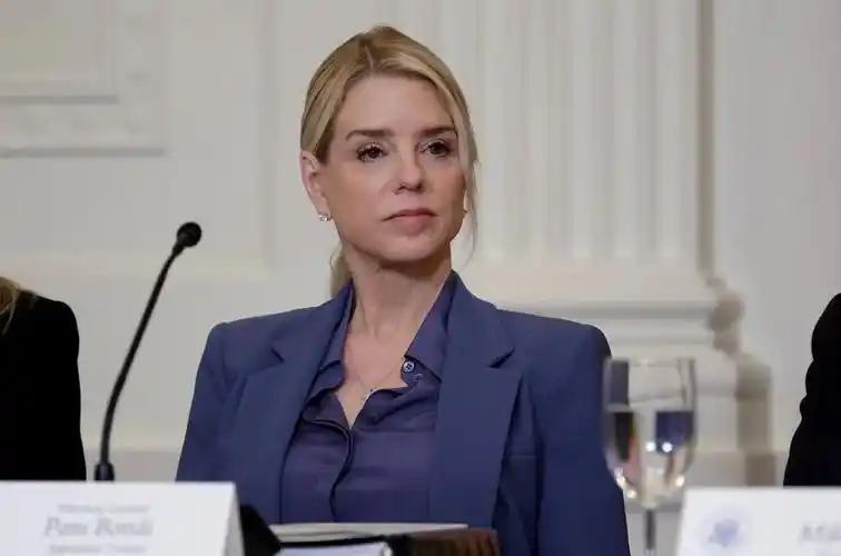 特朗普又动手了！一个月内连炒两位女内阁高官，刚把帕姆·邦迪扫地出门，转头就把矛头