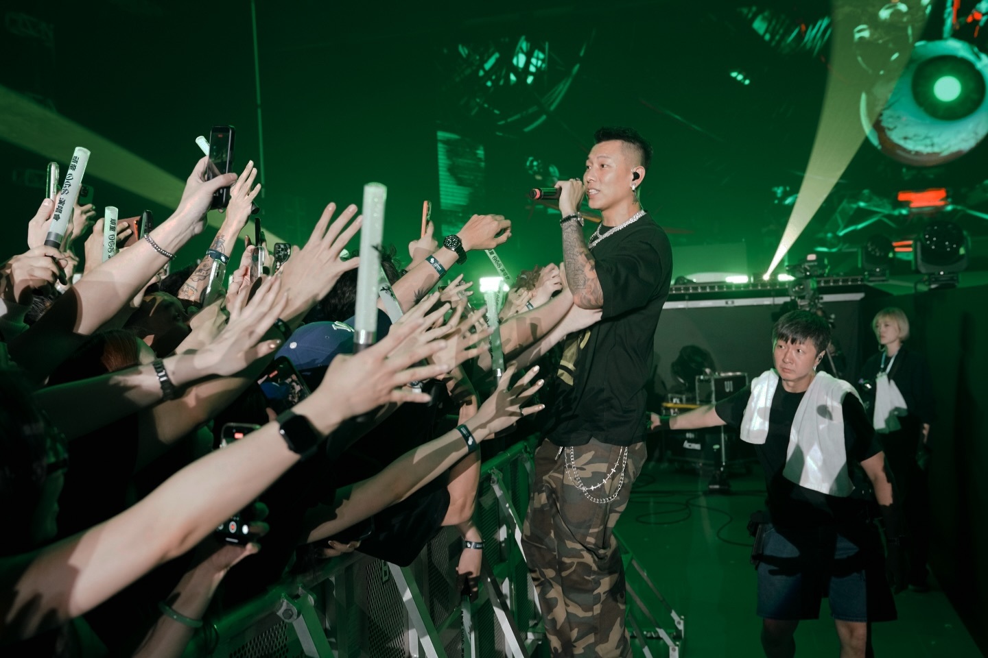 瘦子本人发文：那只伸到腋下的手，希望他有找到他在找的东西😆 