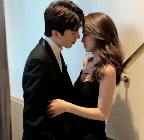 正确的夫妻生活
在床上的时候，
能有多坏就多坏。
蕾丝吊带能用上的尽管用，
尽情