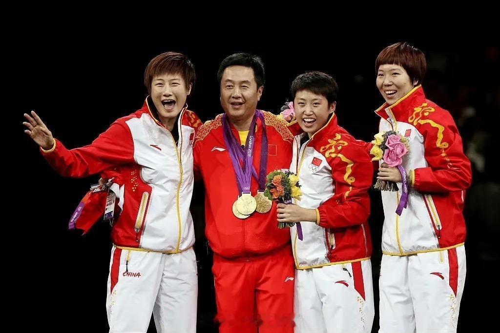 【#李晓霞祝贺国乒女团五连冠#】#李晓霞晒国乒女团五届奥运领奖照# 8月10日，