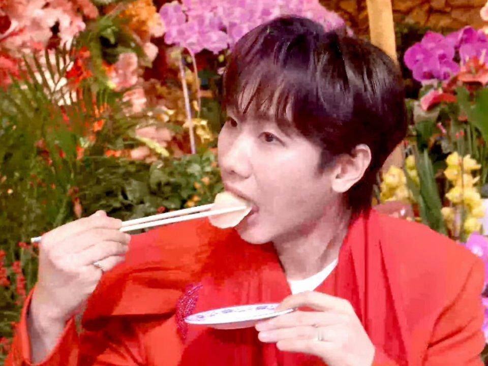 北京春晚一开场就狂包饺子 北京春晚一开场就狂包饺子，还是第一次看到这样的晚会，北